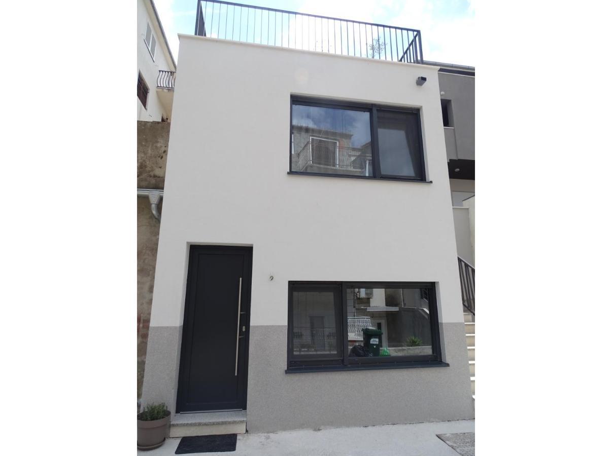 Modern Small House With A Terrace Split Exterior foto